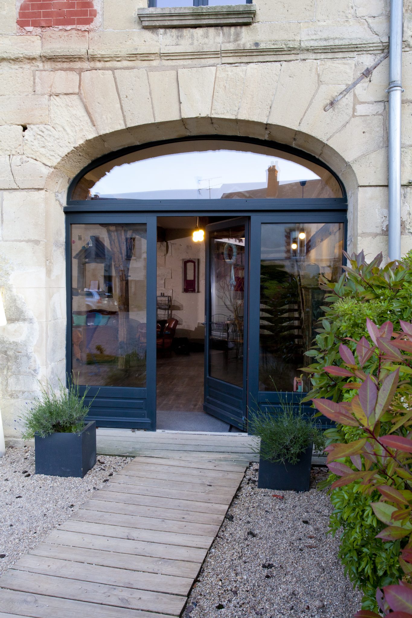 La porte d'entrée contemporaine en bois qui sublimera votre entrée