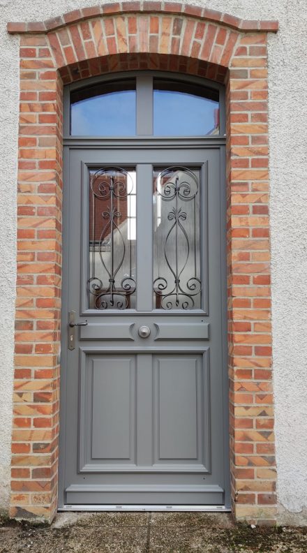 Porte en bois sur mesure avec grille Romance