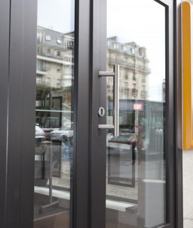 Vitrines de magasin à Choisy le Roi : le bois remplace l'alu !