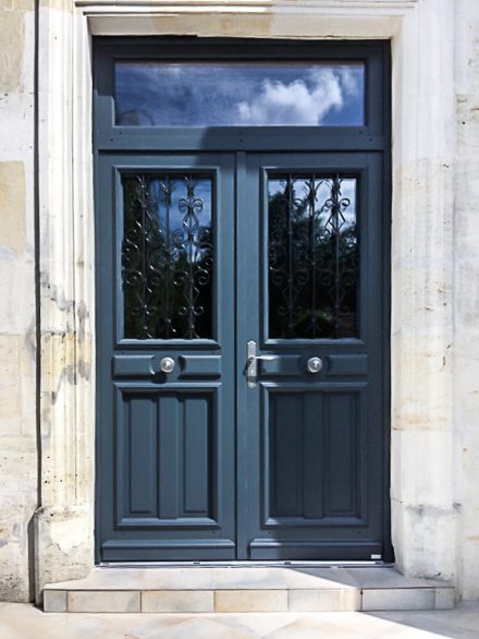 Atulam porte bois avec grille Roussille
