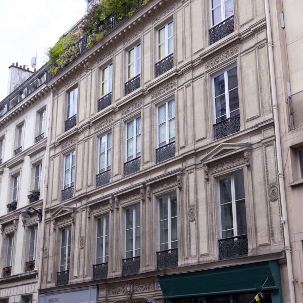 Fenetres en bois sur-mesure pour cet immeuble haussmannien