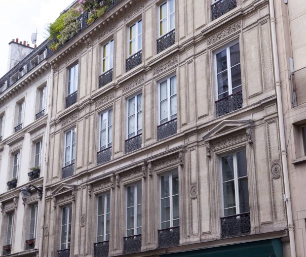 Fenetres en bois sur-mesure pour cet immeuble haussmannien