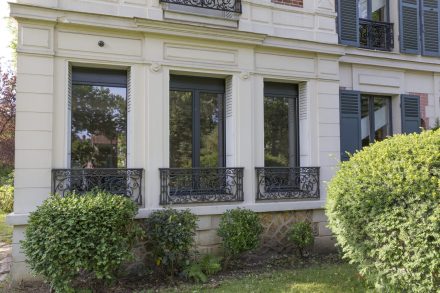 Fenetres bois Tradilou en finition gris anthracite