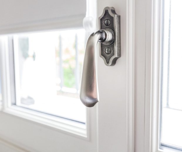 Poignée de fenêtre béquille sur platine vieil argent