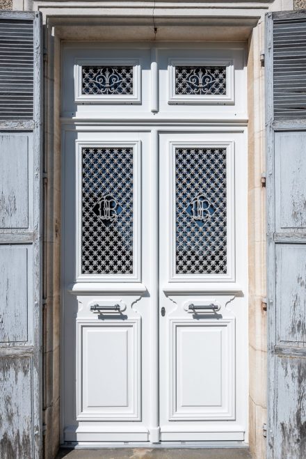 Porte d entree en bois avec ancienne grille