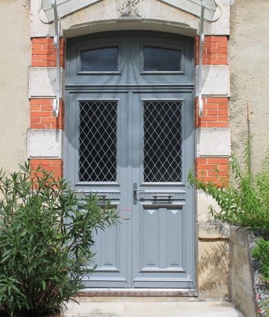 Atulam porte bois traditionnelle avec grille Laurie