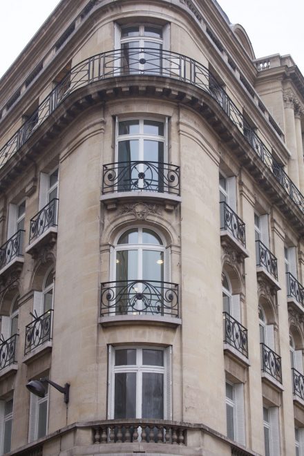 Realisation de fenetres bois bombees sur les champs Elysees