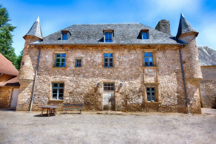 Fenêetres bois sur mesure à meneaux pour la renovation d'un manoir du XIVe siecle