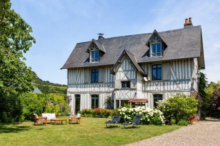 Fenetres bois sur mesure pour une maison normande colombage