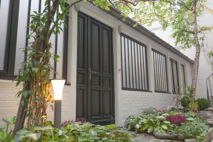 facade atelier fenetres et porte en bois