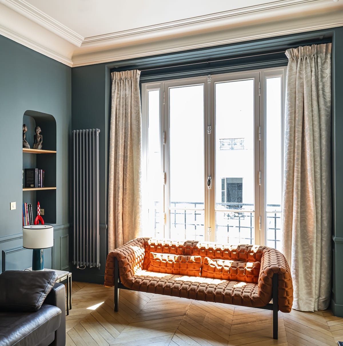 Porte fenetre en bois dans un appartement dans le quartier latin