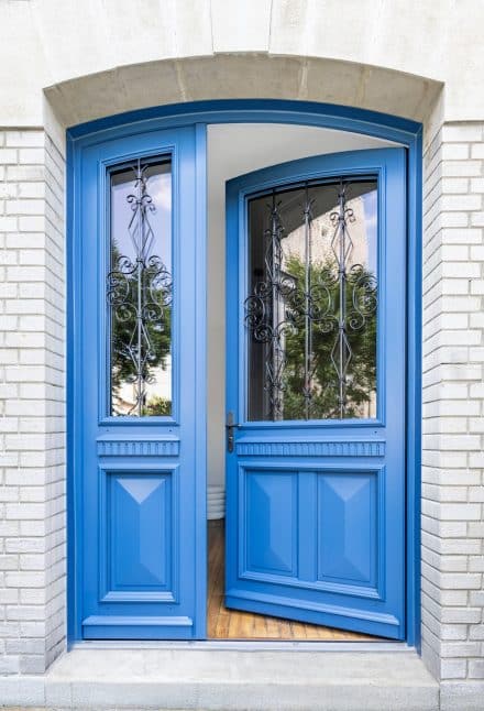 porte bois avec grille traditionnelle